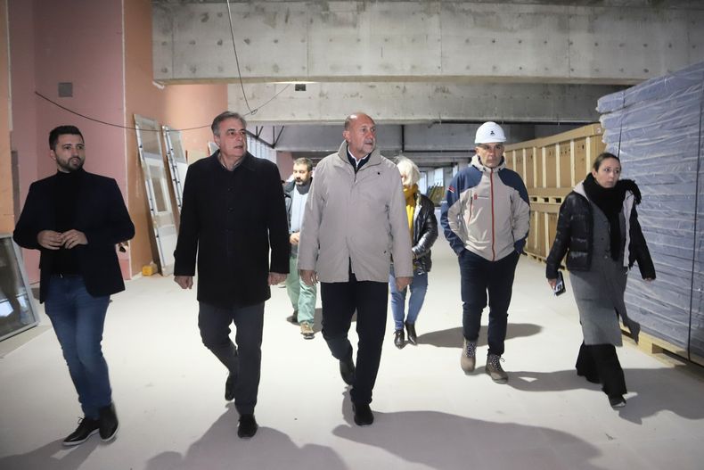 El intendente Luis Castellano y el gobernador Omar Perotti durante el recorrida por una obra en Rafaela.