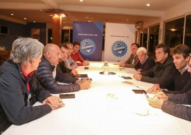 Entre el convite K y la avenida del medio, Massa se reúne con sus intendentes