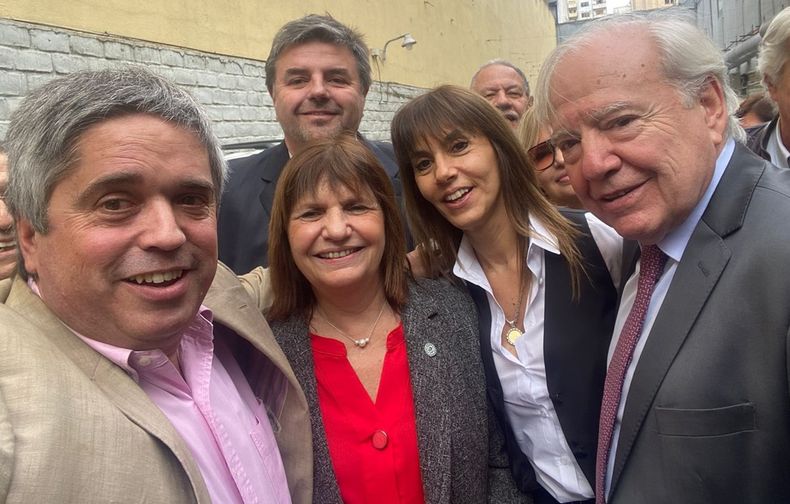 Rodrigo Fernández Madero saca la selfie con Patricia Bullrich en el centro