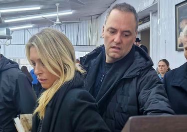 Manuel Adorni y Betina Angeletti, en Estados Unidos.