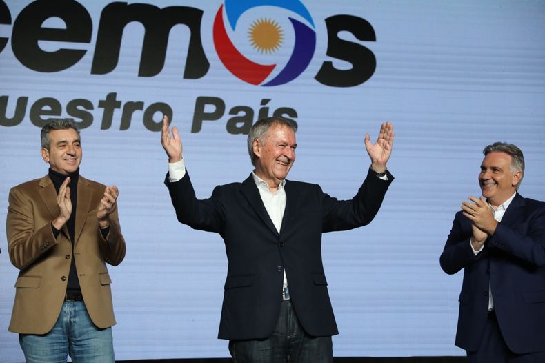 Juan Schiaretti en Palermo flanqueado por Randazzo y Llaryora.&nbsp;