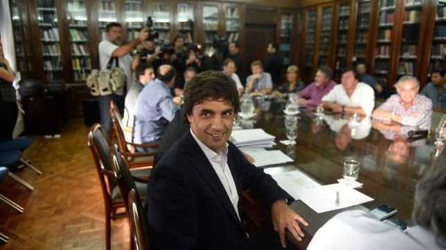 a minutos de cerrarse la paritaria estatal, upcn festeja el 15 % de aumento