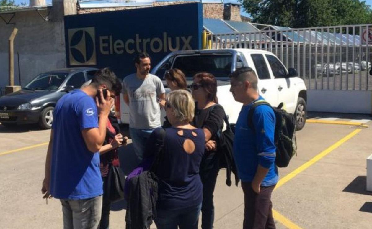 Trabajadores de Electrolux frente a la planta de Rosario, que dejará de producir tras más de 40 años de actividad industrial.