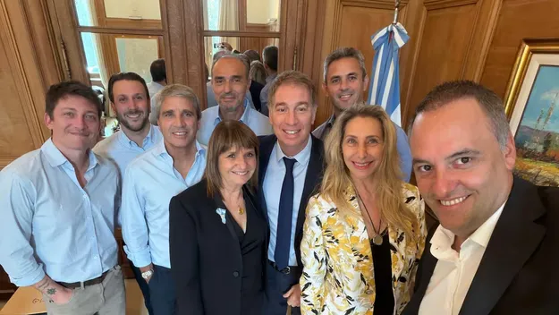 Manuel Adorni, Karina Milei y Patricia Bullrich en la mesa política de la Casa Rosada.