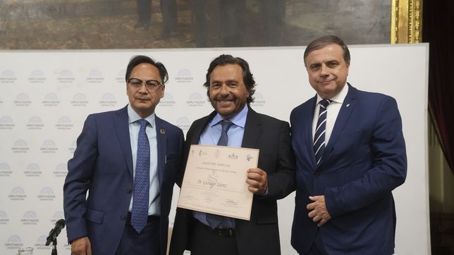 Gustavo Sáenz (gobernador de Salta) recibe un premio del diputado Juan Brügge (Encuentro Federal).&nbsp;