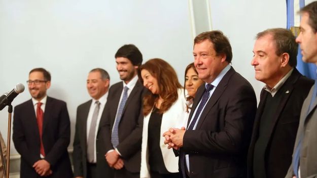 Una historia en Juntos Somos Río Negro: Nicolás Land, Arabela Carreras, Alberto Weretilneck y Pedro Pesatti. Una historia en Juntos Somos Río Negro: Nicolás Land, Arabela Carreras, Alberto Weretilneck y Pedro Pesatti.