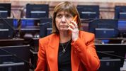 Patricia Bullrich tiene banca en la tropa libertaria, pero el centro y el PRO le dan la espalda
