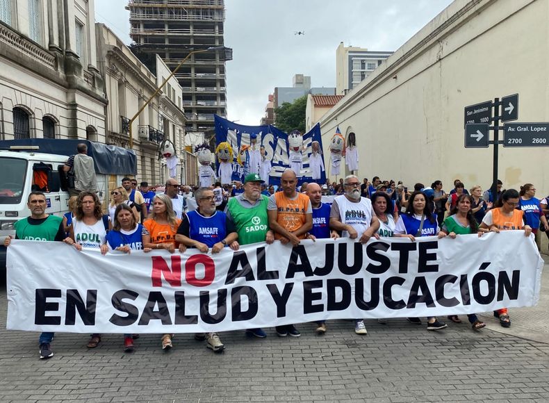 Santa Fe: Amsafe amaga con un paro en el inicio de clases y escala su pelea con Maximiliano Pullaro