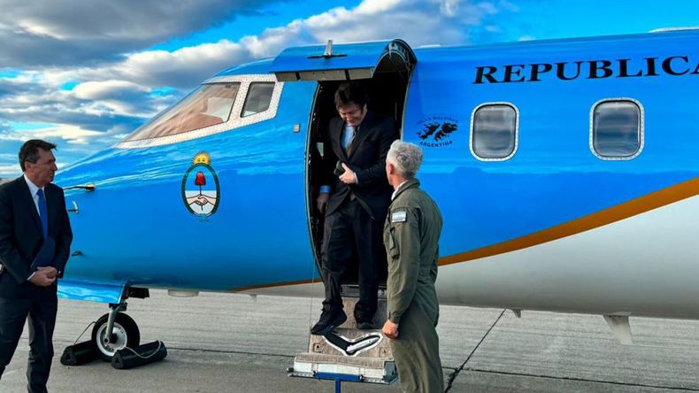 Javier Milei en una de sus visitas al Aeropuerto de Rosario.
