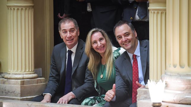 Diego Santilli, Karina Milei y Manuel Adorni, en el Senado. 