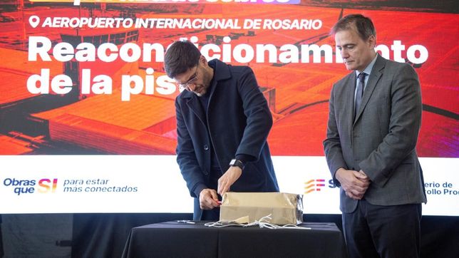 Maximiliano Pullaro abre los sobres para la obra del Aeropuerto de Rosario.