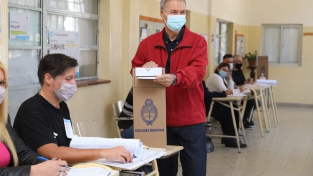 con su clasica campera roja, schiaretti pidio ir a votar masivamente