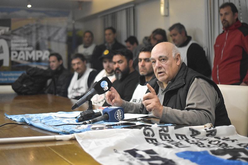 Julio Acosta, secretario general de Luz y Fuerza, puso en evidencia la grieta de la Intersindical en el marco de los reclamos al gobernador de La Pampa Sergio Ziliotto.