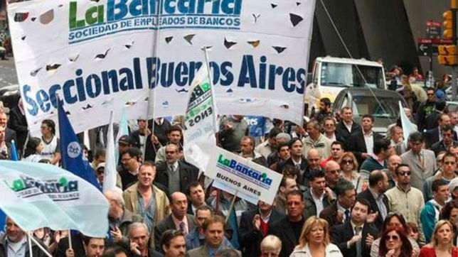 bancarios paran y marchan y la cgt evalua una movilizacion