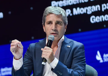 El ministro de Economía, Luis Toto Caputo, vuelve a sentir la presión del dólar, mientras los mercados mantienen el entusiasmo.  El ministro de Economía, Luis Toto Caputo, vuelve a sentir la presión del dólar, mientras los mercados mantienen el entusiasmo.