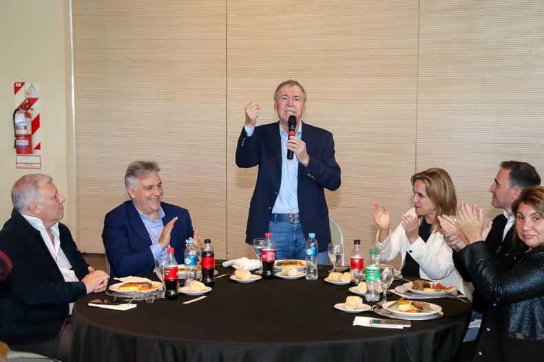 Juan Schiaretti, Martín Llaryora, Julián López, Myrian Prunotto y Gustavo Benedetti, el intendente de Arroyito que junto a la vicegobernadora electa encabeza el armado de los Radicales Auténticos.&nbsp;