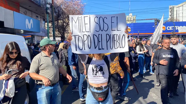 Así recibieron a Javier Milei en Lomas de Zamora.