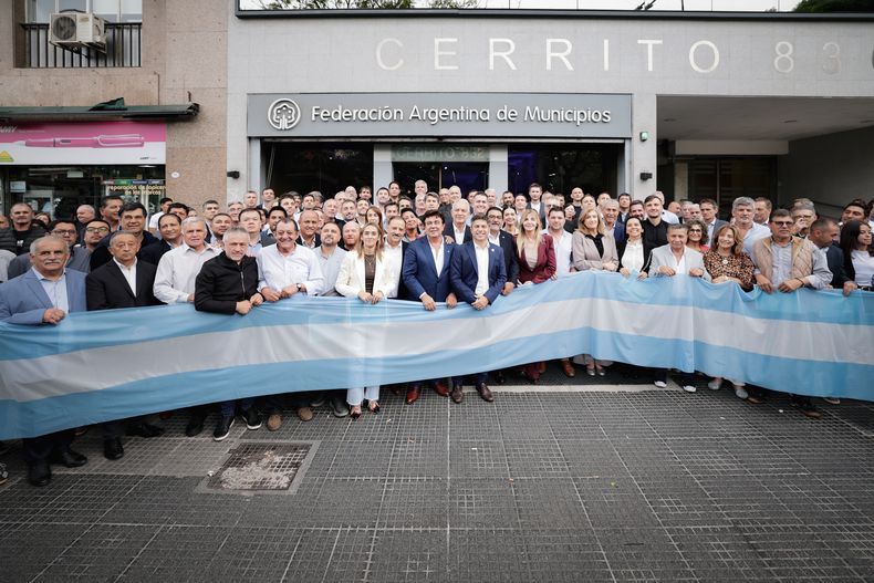 Intendentes de todo el país, junto a Axel Kicillof y Ricardo Quintela en la sede de la FAM. Antes, fueron a Economía a llevarle reclamos a Caputo