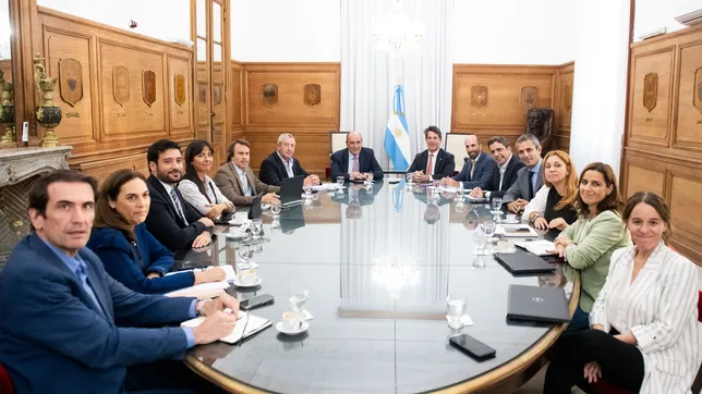 Los funcionarios del Gobierno de Javier Milei con el bloque Unión Cívica Radical. 