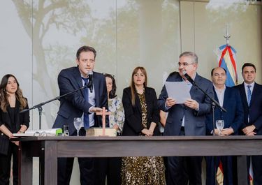 Alberto Natella jura como ministro de Gobierno de Raúl Jalil. Atrás, la senadora Lucía Corpacci y el intendente capitalino, Gustavo Saadi. 