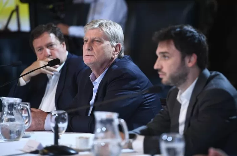El gobernador de La Pampa Sergio Ziliotto, flanqueado por dos colegas de la Patagonia: el rionegrino Alberto Weretilneck y el chubutense Ignacio Torres.