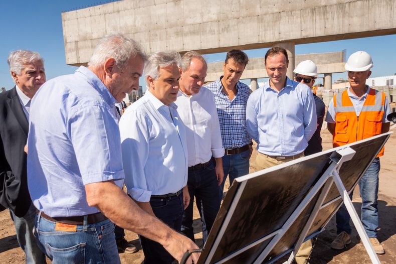 El gobernador Martín Llaryora encabeza junto con intendentes y funcionarios la recorrida por la obra de la circunvalación.&nbsp;