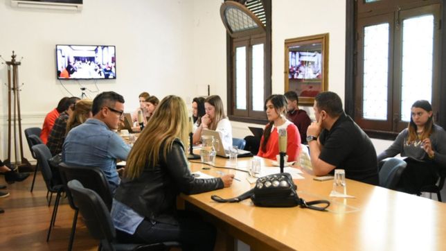 la grietinha, el concejal puchingball y un tren a vapor en el centro