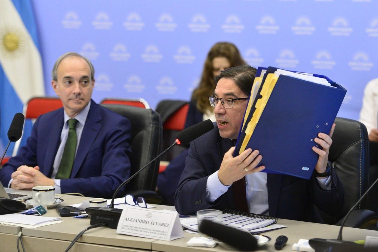 Carlos Torrendell y Alejandro Álvarez, funcionarios de Educación, a cargo de las universidades.&nbsp;