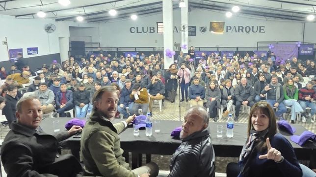Joaquin Benegas Lynch junto a la conducción de La Libertad Avanza en Entre Ríos, durante un encuentro el domingo en Villaguay.