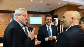 Sergio Massa dialoga con el Emiliano Yacobitti (semi de espalda) y el ministro Jaime Perczyk.