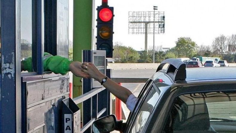 El Gobierno habilita más cabinas de peajes y aumentos de tarifas en la nueva ronda de concesiones viales lanzada por Toto Caputo.