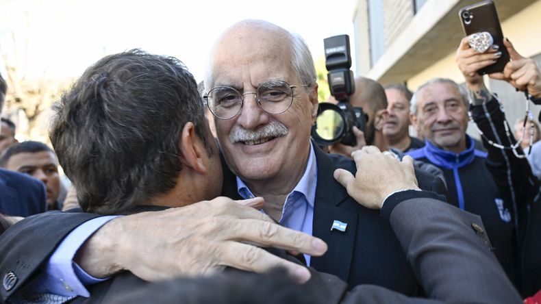 Jorge Taiana abraza a Axel Kicillof en una recorrida de campaña.&nbsp;