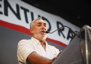 Miguel Fernández habla a la militancia en Mar del Plata.