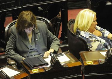 Carrió amaga (otra vez) con retirarse y dice que cuando agita Macri no pasa nada