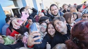 Votó Kicillof: cánticos, fotos, larga espera y una campaña muy desigual”