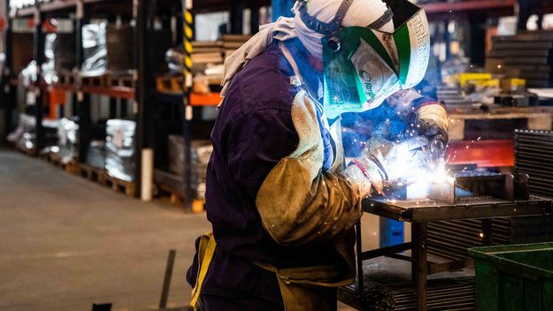 INDEC: la industria y la construcción volvieron a caer en abril