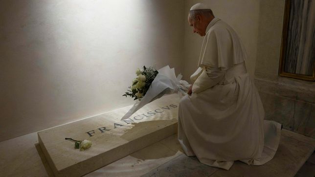León XIV ante la tumba del papa Francisco