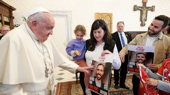 El papa Francisco se reúne con rehenes israelíes liberados en Gaza