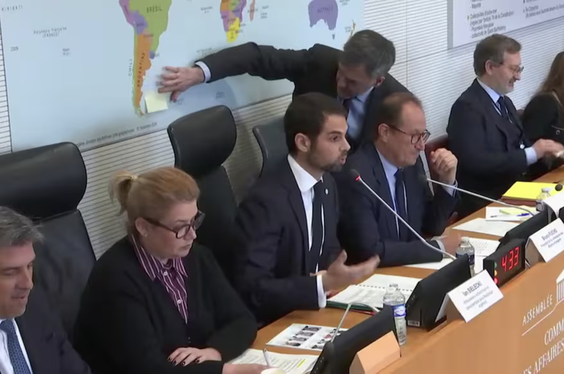 Ian Sielecki, embajador argentino en Francia, hizo tapar una mención a las Malvinas como territorio británico durante una intervención en la Asamblea Nacional en París. (Captura de video). Ian Sielecki, embajador argentino en Francia, hizo tapar una mención a las Malvinas como territorio británico durante una intervención en la Asamblea Nacional en París. (Captura de video).