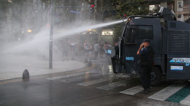 palos, gases y balas: la cgt le advirtio a bullrich que cosechara tempestades