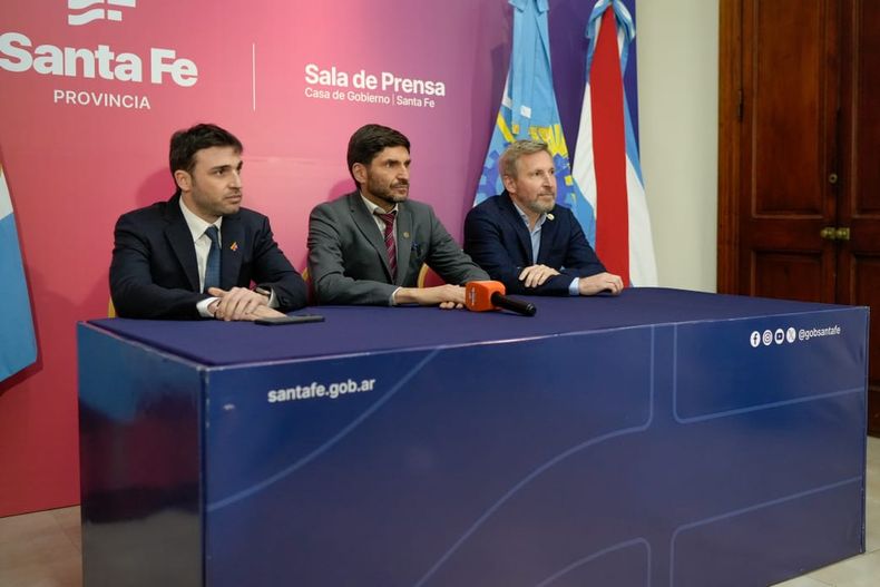 Ignacio Torres, Maximiliano Pullaro y Rogelio Frigerio en línea en el apoyo al déficit 0 del Presupuesto pero rechazan la acusación de Javier Milei de no cuidar las cuentas.