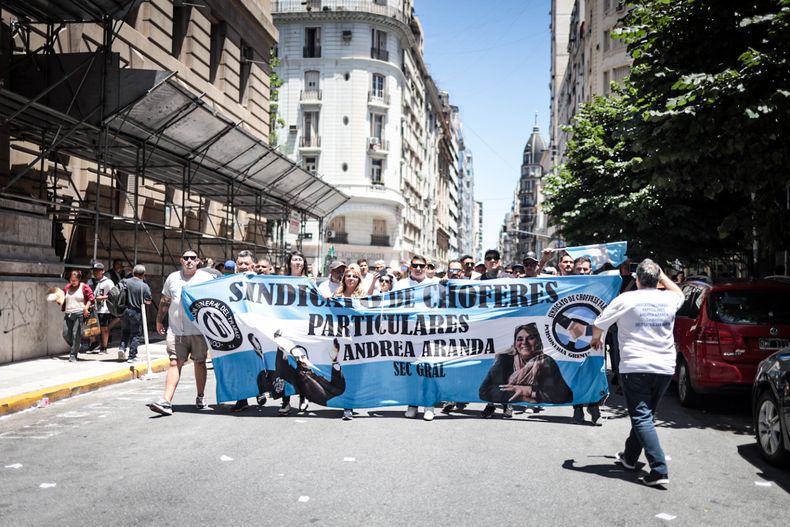 Manifestantes de la CGT marcharon hacie el Congreso contra el decretazo de Milei.