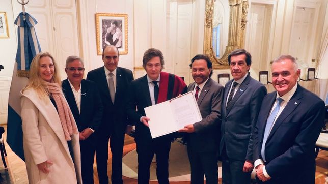 Javier Milei junto a gobernadores del Norte Grande tras la sanción de la ley Bases. 