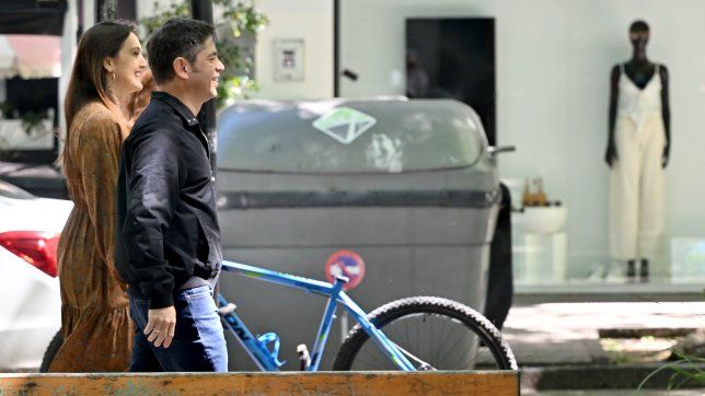 Axel Kicillof con su esposa, Soledad Quereilhac, el domingo de las elecciones nacionales, yendo a votar. Esa misma noche volvió a estallar la interna, que estaba en pausa.