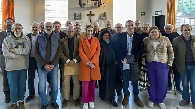 Vázquez Sarmiento, a la izquierda, en la foto grupal con miembros de LLA. 
