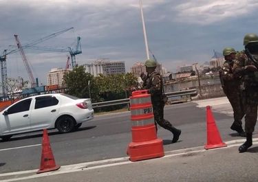 Se enrarece el clima por operativos policiales que complican accesos a las urnas