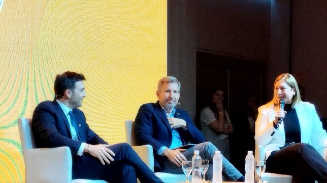 Ignacio Torres (gobernador de Chubut), Rogelio Frigerio (gobernador de Entre Ríos) y Gisela Scaglia (vicegobernadora de Santa Fe) en uno de los paneles de la Fundación Pensar en Paraná.