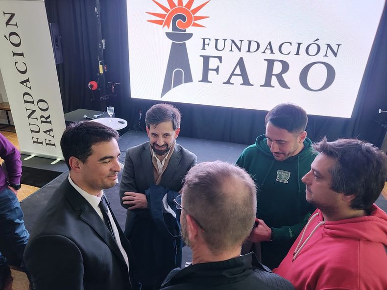 Adri&aacute;n Ravier es el soldado de la Fundaci&oacute;n Faro en La Pampa. En la foto, con Juan Pablo Patterer, el delf&iacute;n de Lule Menem, y Nicol&aacute;s Boschi, delegado de ANSES en Santa Rosa. FOTO: Plan B Noticias