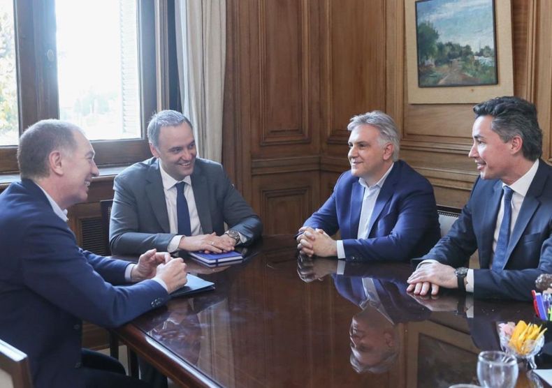Martín Llaryora, Manuel Calvo, Manuel Adorni y Diego Santilli en la Casa Rosada  