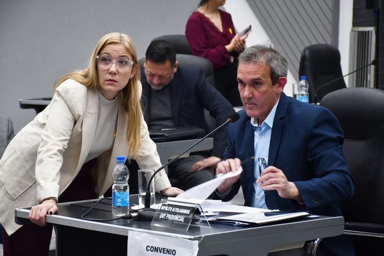 Celeste Rivas (PRO violeta) y Poli Altolaguirre, este jueves, en la agitadísima sesión de la Legislatura de La Pampa: una 
